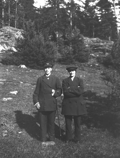 Två flickor utklädda i manskläder